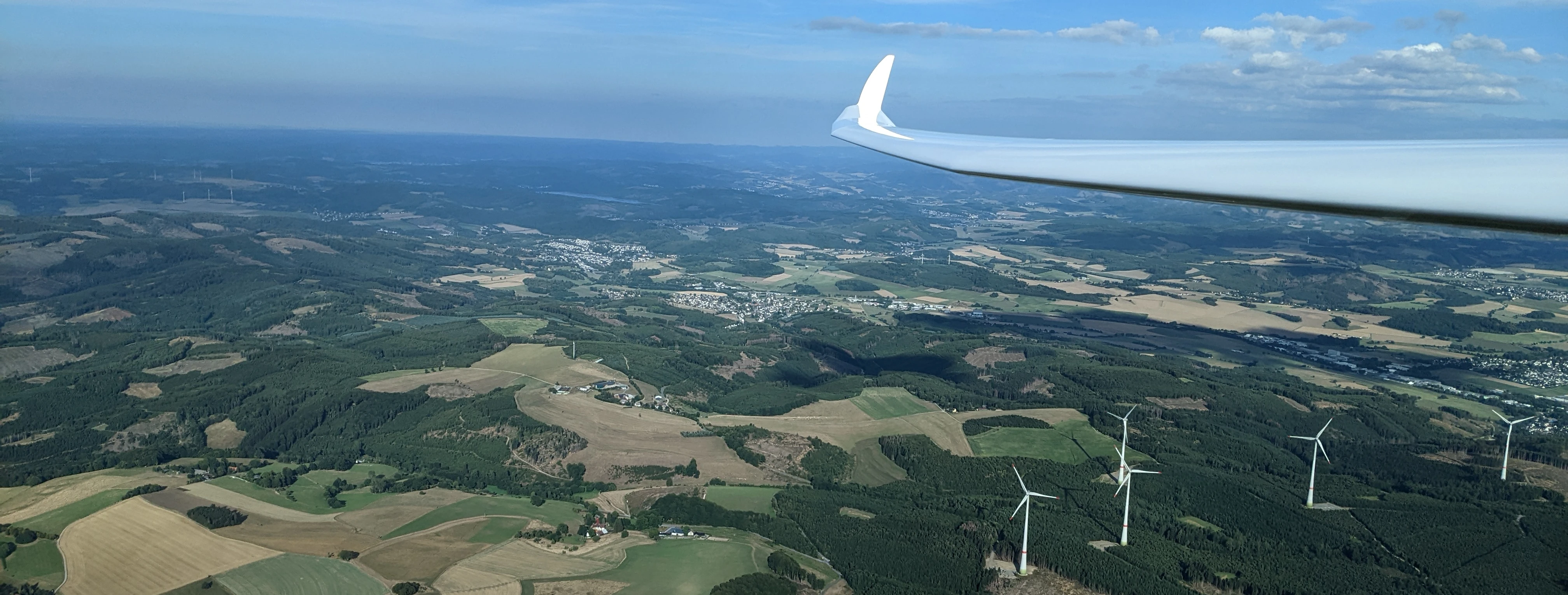 Duo Discus flying above Ihmert, looking east